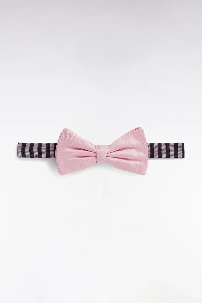 Noeud papillon en soie rose à collier rayé