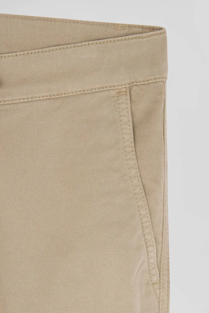 Pantalon chino beige en gabardine de coton stretch coupe Regular – Bild 8