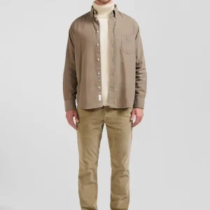Chemise en velours côtelé uni beige col boutonné et poche poitrine coupe Regular