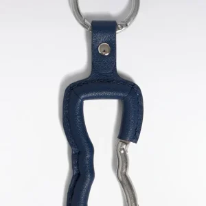 Alternative view of Porte-clé nœud papillon en cuir marine et métal argenté