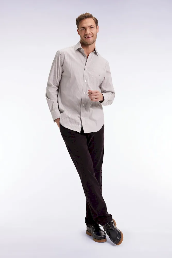 Pantalon chino sans plis en velours stretch marron foncé