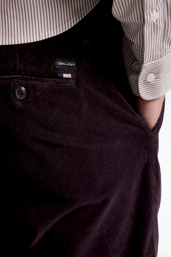 Pantalon chino sans plis en velours stretch marron foncé – Bild 4