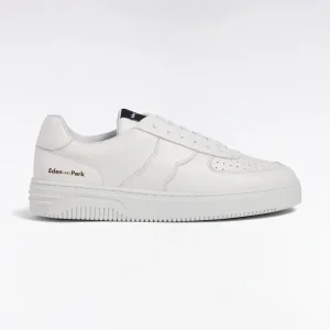 Sneakers en cuir blanches languette marine siglée