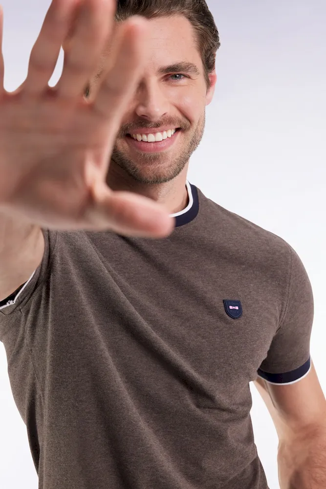 T-shirt à manches courtes en coton stretch marron coupe ajustée