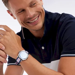 Alternative view of Montre à quartz fond bleu bracelet NATO tricolore