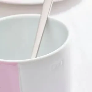 Alternative view of Set de deux mugs en porcelaine de Limoges blanche intérieur émaillé rose